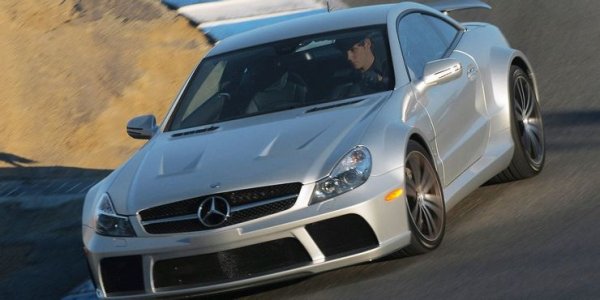 Репутацията на SL е на луксозен автомобил, който не е предназначен за каране по пътища с много завои, но серията SL65 AMG Black промени нещата. Конкретно от този модел са произведени само 375 бройки за цял свят, като те са и доста скъпи - около 200 000 долара всяка.

Black Series се отличава от стандартния модел по агресивния си дизайн, увеличените калници и карбоновите панели по каросерията. Окачването също е преработено, като е по-стегнато и по-твърдо. Най-впечатляващ обаче е двигателя - V12 с 661 к.с., който превръща автомобила в истинско чудовище.