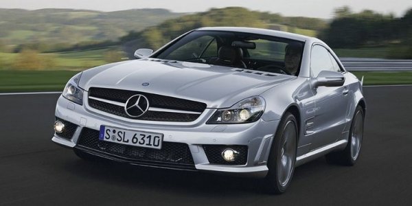 Един от най-противоречивите двигатели на Mercedes е 6,2-литровият V8, известен като M156. Повечето собственици имат особено отношение към него - те или го ненавиждат, или го обичат. Той обаче осигурява много мощност, звучи феноменално и една от най-впечатляващите атмосферни опции, предлагана от компанията.

Именно с мотора обаче са свързани и част от проблемите на този модел. Агрегатът страда от теч на масло. Освен това, се отчитат повреди на разпределителния вал и на хидравличните повдигачи, а това определено би трябвало да притеснява тези, които са се насочили към закупуването на този автомобил. Затова е добре да има и резервен вариант.