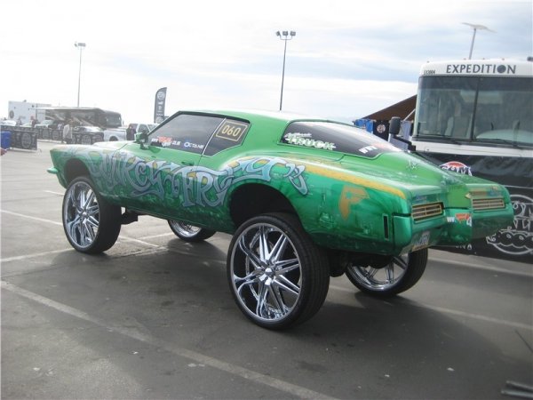 Buick Riviera оборудван с 30-инчови джанти