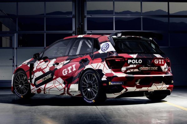 Неговият 1,6-литров турбо двигател развива 272 конски сили, на които е възложена задачата да завъртят и четирите колела, а благодарение на маса от 1,23 тона, той ускорява до 100 км/ч за 4,1 секунди. Серийният Polo GTI е със 70 к.с. по-слаб, 130 кг по-тежък и никога не е мечтал за задвижване на четирите колела.