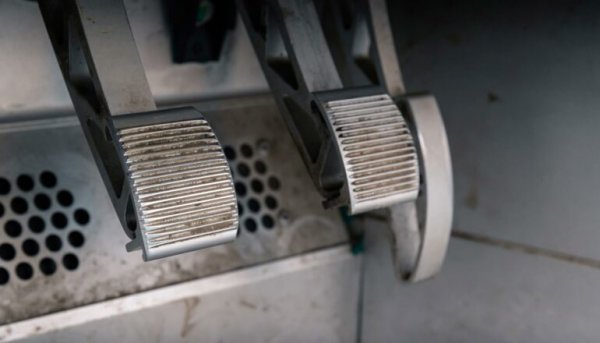 Педалите тук са направени от алуминий чрез екструзия. Това прави възможно детайлите да са много леки, но в същото време адски здрави и с хитър профил, което позволява да се направят всички педали по-тънки от обичайното. Така резултатът е изящни дизайнерски детайли от XXIII век.