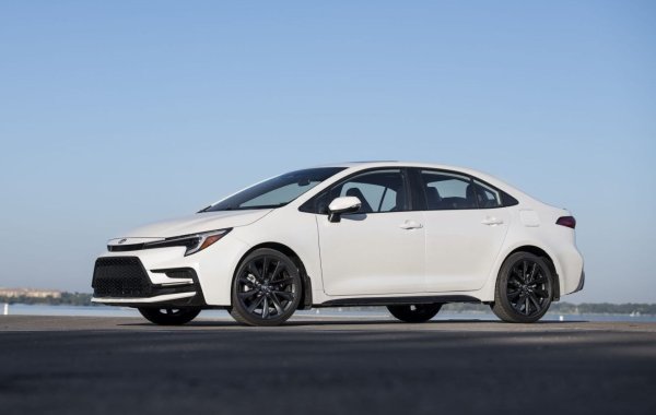 С повече от 50 милиона продадени бройки за почти 60 години, Toyota Corolla държи рекорда за най-продаван автомобил в историята. Успехът на този модел се основава на доказана надеждност, ниски експлоатационни разходи и ежедневна практичност. През дванадесет поколения Corolla успя да се развие технологично, като същевременно запази характеристиките, които я направиха предпочитан избор на милиони шофьори по целия свят.