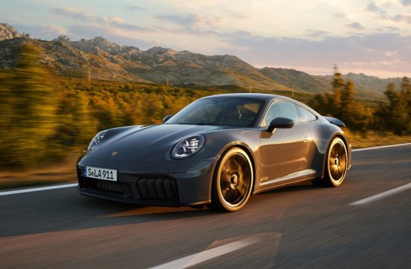 Повече от 60 години Porsche 911 е еталон в сегмента на спортните автомобили от висок клас. Въпреки многобройните технически еволюции през осем поколения, той е запазил архитектурата със заден двигател и отличителния силует на оригиналния модел. Всяка нова версия въвежда иновации по отношение на производителността, безопасността и технологиите, като същевременно запазва динамичните характеристики, които определят изживяването при шофиране на 911.