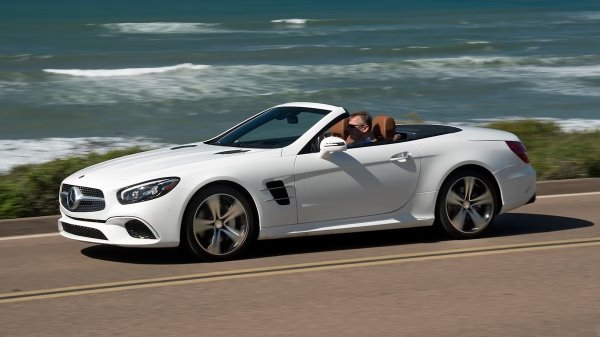 Съкращението SL ("Sport Leicht" - лек спортен) идентифицира флагманския роудстър на Mercedes повече от 70 години. От 300 SL с врати "крило на чайката" през 1954 г. до сегашното поколение, разработено от AMG, SL винаги е представлявал технологичното и стилистично съвършенство на германската марка. Всяко поколение е въвело значителни иновации в безопасността, производителността и комфорта.