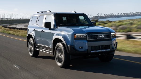 Toyota Land Cruiser се гордее с близо 75 години непрекъснато производство, през които се е утвърдила като един от най-надеждните и способни офроуд автомобили в света. Използван в контексти, вариращи от научни експедиции до хуманитарни мисии, Land Cruiser е изградил репутацията си на механична издръжливост и офроуд възможности. Гамата постепенно се разширява, за да включва по-луксозни версии, без да се прави компромис с неговата здравина.