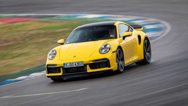 Turbo S версията на новото поколение 99 е със значителна модернизация на системата PAA (Porsche Active Aerodynamics). Отпред вече има две клапи, които подпомагат контрола на въздушния потока, като допълват работата на предния сплитер, който може да се настрои в три позиции, както и на крилото, което има 5 различни настройки.