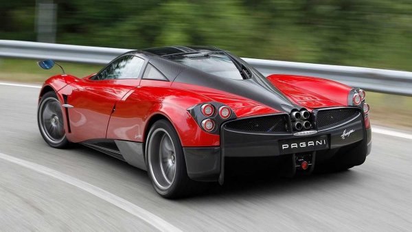 Наследникът на Zonda може да се похвали с интересна активна аеродинамична система, състояща се от 4 движещи се елемента. Два се намират на предния капака, пред въздухозаборниците, а другите два са в задната част. Честотата на работа се модифицира според данните, отнасящи се до скоростта, ускорението и ъгъла на управление, обработени от контролен блок - същият, който регулира височината на предницата, за да подобри въздушния поток.