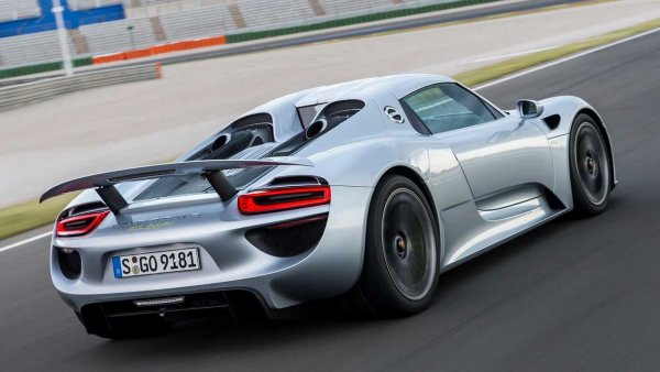 Няма как да не споменем и вече "пенсионирания" хиперхибрид на германците. Той е първият модел на марката, оборудван със системата PAA и благодарение на 3 специфични настройки, позволява вариране в геометрията на движещите се аеродинамични елементи, за да увеличи или намали притискателната сила, според ситуацията.