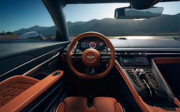 Класическите нюанси на кожата са хармонично съчетани с алкантара и въглеродни влакна, а сензорните екрани и други цифрови контроли са успешно интегрирани в контурите на кабината. Разбира се, техническите спецификации също са забележителни. Под предния капак живее 4,0-литров, туин-турбо V8 двигател от Mercedes-AMG, изпращащ 680 к.с. към задните колела.
