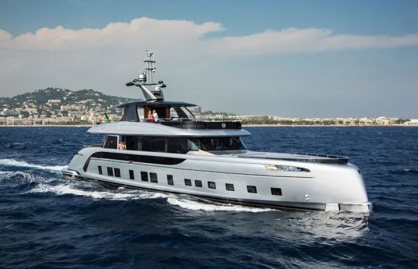 Студиото Porsche отдавна си е създало име в света на индустриалния дизайн, като през дългата си история си сътрудничи с производители на облекло, домакински уреди и др. Сега германците се заеха с яхти и показаха 35,5-метровата Porsche Dynamiq GTT 115. Корпусът на плавателния съд с водоизместимост 198 тона е изработен от алуминиеви сплави, което също загатва за връзка със спортните автомобили, чиито каросерии често са направени от този метал.

Яхтата е оборудвана с два 12-цилиндрови дизелови двигателя MAN с обща мощност 1650 к.с. (3000 Нм), а витлата задвижват два електродвигателя с мощност 60 к.с. Porsche Dynamiq GTT 115 може да развие 21 възела (39 км/ч) и да измине 5470 км с крайцерска скорост от 10 възела. Предназначена е за 6-8 пътника, за които има три или четири кабини, в зависимост от конфигурацията, избрана от клиента.
