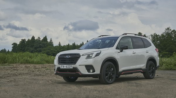 Колегата от "За Рульом" се оплаква, че в шоурума не му обърнали никакво внимание, независимо, че бил единственият посетител. При тези цени не е неочаквано - базовият Forester струва еквивалента на 83,000 евро в Русия, а добре оборудваният е 98,000 евро (6.6 млн. рубли). И това е за коли със старото поколение атмосферни двигатели. В България по-модерната хибридна версия започва от 36,000 евро и завършва малко под 43,000 евро. 
Впрочем московският дилър на Subaru явно е загубил надежда, че ще получи нови доставки, защото в шоурума предлага и кросоувъри на китайска марка. 

