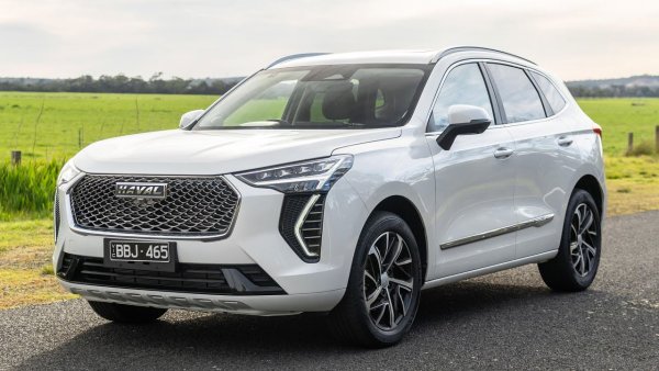 Надеждите на много руснаци бяха, че ако вносът на европейски и японски машини спре, могат да разчитат поне на китайски заместници. Но и при тях цените не са по-различни. Кросоувърът Jolion, който се предлага на българския пазар от 22,000 евро (43 990 лева), тук струва 3.08 милиона рубли, или 45,700 евро - повече от двойно. 
