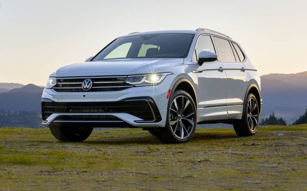 Изложеният в шоурума Tiguan 1.4 Urban Sport се предлага за 73,000 евро. По-скромна версия е налична и за 66,000 евро. В България Tiguan започва от 30,750 евро, но с двигатели от по-ново поколение. 
