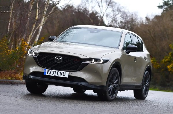 Въпреки че дизеловите Mazda CX-5 се объркват по-често от бензиновите модели (25% от дизелите са имали повреда в сравнение с 18% от бензиновите), отстраняването на проблемите им е по-бързо и не е по-скъпо.  Проблемите с дизеловите CX-5 обхващат широк спектър от области, включително каросерията, спирачките, електричеството, изпускателната система, горивната система и интериора.

Всички дефектни дизелови модели все още е можело да се управляват, а две трети са поправени за ден или по-малко. За разлика от това, близо 40% от бензиновите коли са били направени негодни за управление поради неизправности, а 19% от тях са били извън движение повече от седмица. 