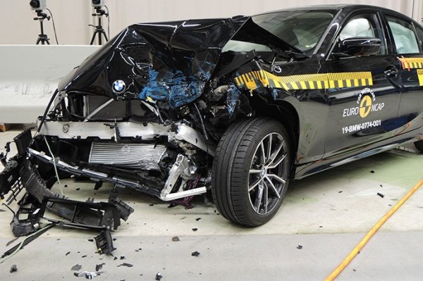 Новото поколение на компактния седан на баварците получава завидните 97% за безопасност на възрастни пътници, 87% безопасност на децата, 87% безопасност на пешеходците (с цели 13%) над Model 3, но отстъпва при системите за сигурност - 76% срещу 94%, просто защото при "теслата" по-голяма част от тези системи са включени в базовото оборудване. На практика двете коли имат толкова близък общ резултат, че си поделят наградата "Най-добър в класа". 
