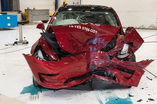 Още един успех за американския електромобил, наистина без особено сериозна конкуренция тук, защото EuroNCAP не сравнява резултатите му с други тестове отпреди 2019. Политиката на агенцията е да не мери постижения от различни години заради разлики в методите на тестване. 
