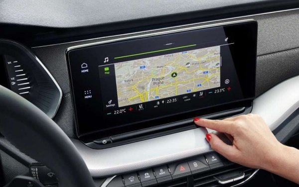 Мултимедийната система на Skoda Octavia ви позволява да използвате сензорния екран за контрол на климатика или за промяна подсветката в салона. Благодарение на нея бутоните на централния панел станаха по-малко.