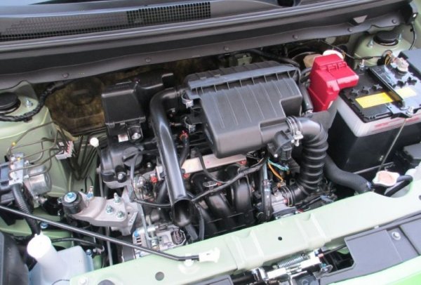 Този трицилиндров мотор (код 3А9) бе разработен от Mitsubishi, просто като махнаха един цилиндър от 4D9. Дебютът му беше в Colt през 2003, а и днес можете да го откриете в малолитражката Space Star (известна като Mirage на азиатските и американските пазари). В интерес на истината няма особени оплаквания от надеждността на този мотор. Но способностите му са отчайващи: мъчително бавно ускорение, което прави изпреварванията наистина опасни, и много груба работа. "Тук има повече шум и вибрации, отколкото бихте получили, ако напълните кухненския си блендер с болтове", писа един американски журналист. 
