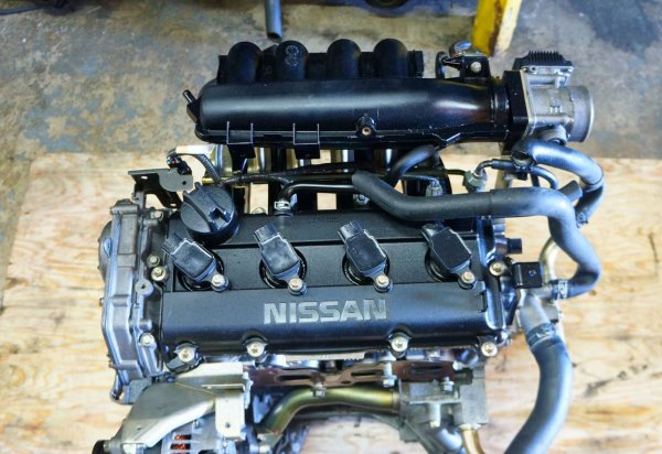 Този 2.5-литров бензинов двигател, монтиран миналото десетилетие в X-trail и Murano, а също и в Renault Koleos, е на практика дериват от двулитровия QR20DE, но заради повишените натоварвания е по-податлив на повреди. В първите версии (до 2004) заради недобра работа на електронното управление на блока се стига до твърде бързо разрушаване на каталитичния конвертор, а парченца от него могат да попаднат обратно в мотора. Това причинява нарастващ разход на масло и в крайна сметка - самоунищожение на двигателя. Една по-късна серия от 2006 година също даваше необикновено голяма консумация на масло и в САЩ собствениците бяха предупредени да проверяват често нивото му, за да не се стигне до прегряване и дори самозапалване. 
