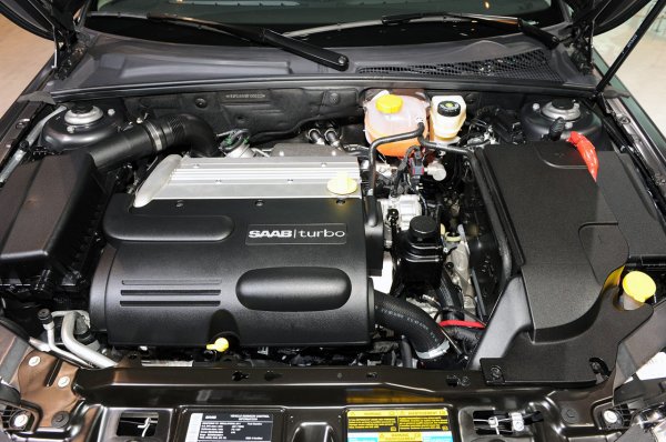 Монтирани в първото поколение на модела 9-3 (1998-2002), това са последни издихания на старинния Н-двигател на шведите. Но именно модификациите, целящи да го направят по-модерен и актуален, водят до множеството му проблеми. Единият е с образуващата се утайка, която заради лошите уплътнения може да проникне в цилиндровите глави и да доведе до блокаж. 
Вторият - едно недомислено решение на инженерите да монтират маслената вана точно над каталитичния конвертор, превръщайки на практика мотора в нещо като фритюрник. От Saab препоръчваха на собствениците периодично да демонтират и почистват от загар и утайки маслената вана. 
Проблеми имаше и с директното впръскване, така че не е чудно, че за второто поколение GM настоя Saab да ползва двигатели на компанията-майка. 
