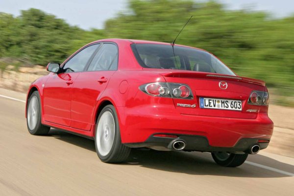 Продължаваме с Mazda 6 MPS. И наистина, това е поредният седан, който не изглежда особено спортно, но външните му "благинки" вече подсказват, че това не е съвсем обикновена "шестица". Ауспуси, брони, джанти... нещо специално се крие под предния капак.

И точно така &ndash; под него работи 2,3-литров четирицилиндров турбобензинов мотор с доста "зъл" характер. Той е комбиниран със система за задвижване на четирите колела, която позволява на колата да стои като залепена за асфалта при скорости, които дори не сте си представяли, благодарение на своите 260 к.с. Изглежда кротка и малко тунингована, но внимавайте с нея.
