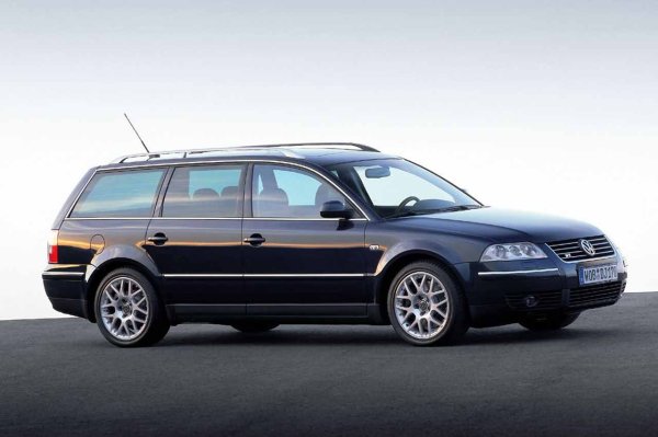 Всеки познава Volkswagen Passat. В момента това е семеен автомобил &ndash; ефективен, удобен, добре сглобен и с приятно поведение на пътя. Има малко футуристична визия и сравнително разумна цена. Но в началото на века, при поколението B5, съществуваше версията Passat W8.

Там се криеше 4-литров бензинов двигател с мощност 275 к.с. и 8 цилиндъра в W-образна конфигурация. В същността си това беше моторът на Bugatti Veyron... но срязан наполовина. Най-любопитното е, че инженерите са успели да "натикат" тези 8 цилиндъра на място, където би трябвало да се съберат само 4. Лудост, немислима в наши дни.

