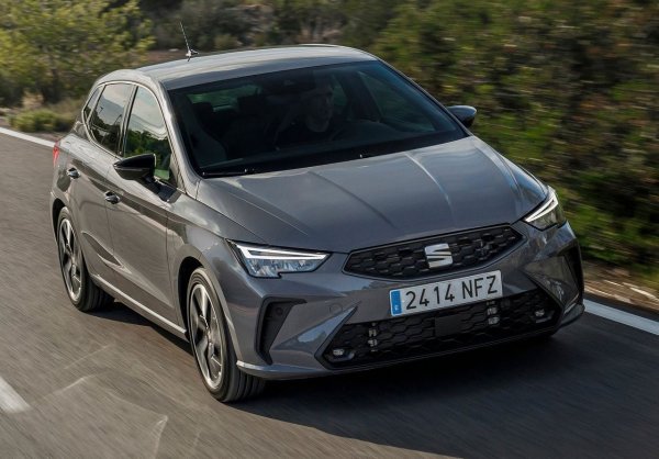 Във версията с атмосферен двигател с мощност 80 к.с., Seat Ibiza се фокусира върху проста и линейна механика. Прогресията е постепенна и изисква пълноценно използване на трицилиндровия двигател, но колата остава практична компактна, подходяща за ежедневни пътувания и градски условия.