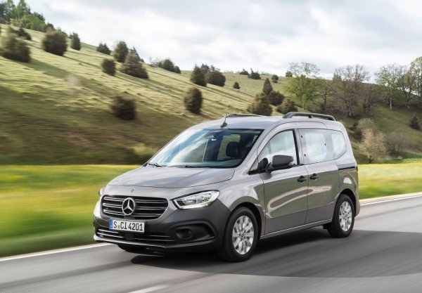 Роден на същата механична основа като Renault Kangoo, Mercedes Citan е ван, чиято най-важна характеристика е с функционалността. Спринтът е определено по-слаб, тъй като 95 к.с. турбодизелът не разполага с особена бързина. И все пак това е автомобил, проектиран да поема с лекота хора и багаж.