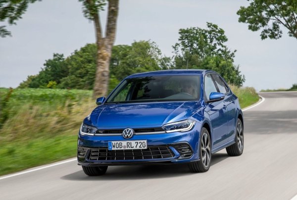 Volkswagen Polo има същия атмосферен 1.0 двигател с 80 к.с. като своя братовчед Ibiza - темпото е спокойно, а общото поведение се фокусира върху всекидневно използване, а на върху даване на газ. Тези, които основно пътуват по градски маршрути, няма да усетят липса на мощност, но при изкачване и повече багаж определено ще имат оплаквания.