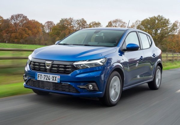 За разлика от по-модерния Stepway, Dacia Sandero Streetway се предлага и с 1.0 SCe, който развива 67 к.с. Атмосферният двигател благоприятства простотата на конструкцията и лесната употреба. Спринтът не е силната му страна, но целта на колата е бъде лесна за каране за всички.