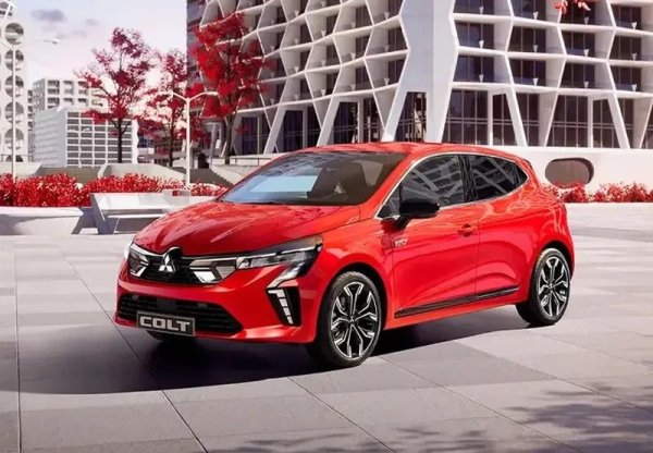 Технически близнак на предишното поколение Renault Clio, Mitsubishi Colt приема същия мотор, поставян и на Dacia Sandero. Базовата версия на градския автомобил на японската марка обаче тежи с няколко килограма повече от румънския си братовчед и съответно ускорението му е по-бавно.