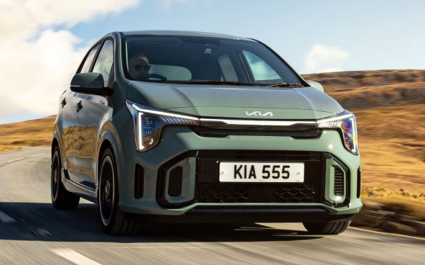 Корейският градски автомобил Kia Picanto продължава да впечатлява със своята пъргавина и компактност, но с автоматичната скоростна кутия и най-малко мощния трицилиндров двигател в гамата - 68 к.с., ускорението става много бавно. Опцията с ръчна скоростна кутия е много по-добра, позволявайки на суперминито да достигне 0-100 км/ч за по-малко от 15 секунди.