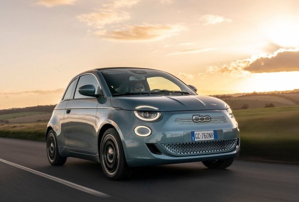 Бързината не е най-доброто качество на новия Fiat 500 hybrid. Трицилиндровият мотор с 65 к.с. никак не обича бързането и определено е предназначен за тези, които предпочитат да се движат с по-бавно темпо.