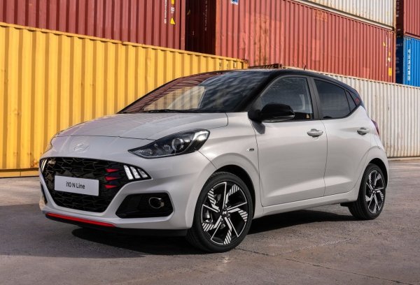 Подобно на своя братовчед, Kia Picanto, Hyundai i10 е особено бавен в ускорението, когато атмосферният 1.0 двигател е комбиниран с автоматична скоростна кутия. Като се добави фактът, че i10 има и 5 к.с. по-малко от своя братовчед, Picanto, това обяснява допълнителното време за ускорение от 0 до 100 км/ч.