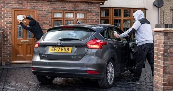 Ford Focus е паднал с едно място в класацията на най-много откраднати автомобили след  спад с 20 процента.  Третото поколение (2011-2018) на снимката е версията, открадната в най-големи обеми, показват данни на DVLA.

Тъй като Ford ще спре Focus по-късно тази година, за да може да направи място за нов електрически заместител, също може да стане все по-желан за търсене на резервни части.