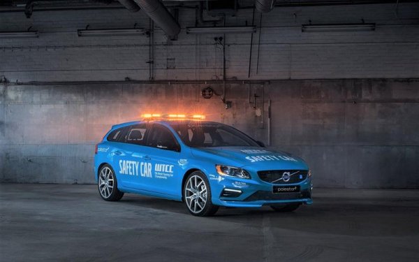 Volvo нарича V60 Polestar "най-сигурната кола за сигурност", когато я доставя за нуждите на WTCC през 2016 година. Комбито се появява още в началото на сезона, на пистата "Пол Рикар" във Франция, като е оборудван със спортни седалки и колани, медицинско и противопожарно оборудване.

Машината с 4х4 задвижване и 367 конски сили, доставяни от двулитров турбомотор се справя отлично, благодарение на ускорението си до 100 км/ч за 4,9 секунди и максималната си скорост от 250 км/ч.