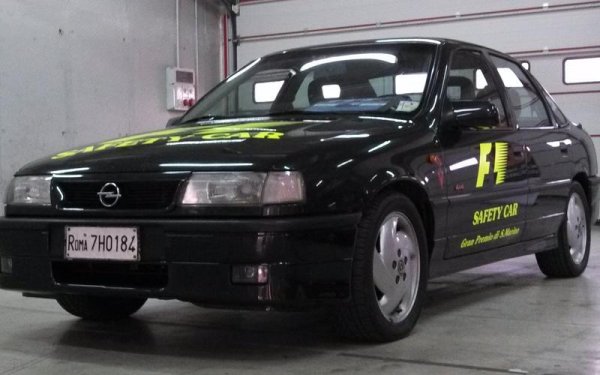 За десерт ви даваме пример защо съвременните автомобили за сигурност трябва да са високодинамични модели и Opel Vectra Turbo ви дава нагледна причина какви не трябва да са. Машината е използвана като сейфти кар по време на Гран при от Формула 1 на Сан Марино през 1994 г. След като Педро Лами и ДжейДежей Лето катастрофират по време на първата обиколка, злощастния Opel излиза на трасето. Притесненията на състезателите преди старта, че семейният седна не е подходящ за тази роля се реализират, тъй като той не може да се движи толкова бързо, че болидите до могат да поддържат необходимата температура на гумите, за да имат сцепление.

Легендарният Аертон Сена дори кара успоредно с Vectra-та жестикулирайки с ръце да се движи по-бързо, но спирачките на машината вече са били доволно изпържени от пистовото каране и машината била практически неуправляема. А след рестарта на състезанието, Сена катастрофира в седмата обиколка и намира смъртта си...