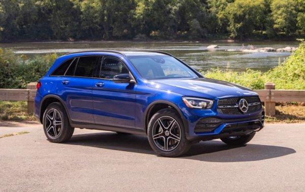 След няколко години на върха в премиум сегмента в Европа Mercedes отново отстъпи първенството на стария враг BMW. През 2021 марката от Щутгарт има над -12% спад. 

Пазарен дял: 5.5%
Продажби през 2017: 910,450
