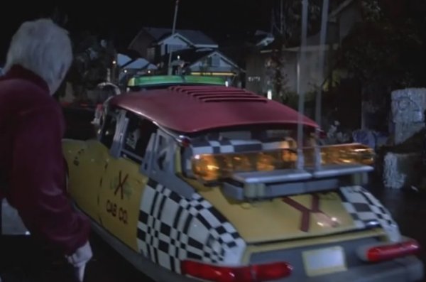 През цялата си търговска история ID или DS се появява в много филми. Добре запомнен е Fantomas Unchained (1955), в който &bdquo;акула&ldquo; разперва криле и използва реактивен двигател, за да излети като самолет. Но може би най-известният хит е "Завръщане в бъдещето 2&ldquo; , в който култовата кола е такси, което също накрая лети.