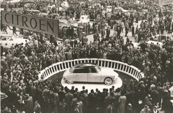 Легендата разказва, че Citroën е получил 12 000 заявки на DS 19 в първия ден, когато е показан пред публика. И когато изложението затваря, те вече са 80 000 . Независимо дали е вярно или преувеличено (трябва да се има предвид, че това не е съвсем евтина кола), Citroën предизвиква цунами на автомобилната сцена.