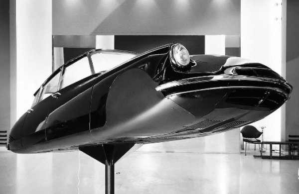 На 7 юли 1957 година това е единствената кола, поканена да бъде изложена на 11-то Миланско триенале. Там е показан като самолет в средата на полет, без колела и с напълно обтеглена долна част.