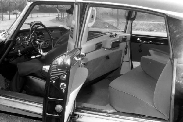 Шест години преди Шон Конъри да заслепи зрителите с помощта на телефона, вграден в неговия Aston Martin (в Goldfinger), DS 19 предлага истински телефон в неговата версия Prestige. Тя всъщност не е предназначена за широката публика, а за политици и индустриалци. Освен с телефон е оборудвана с прибиращо се стъкло между двата реда, радио и интерком за разговор с шофьора.