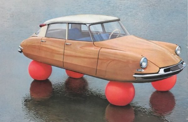 За автомобилното изложение в Париж през 1959-а французите искат да подчертаят комфорта на хидропневматичното окачване. За целта наемат сюрреалистичния фотограф Пиер Джахан. Той решава да създаде изображение, в което дървена &bdquo;акула&ldquo; се носи над водата благодарение до четири балона. Изображението става световна икона.