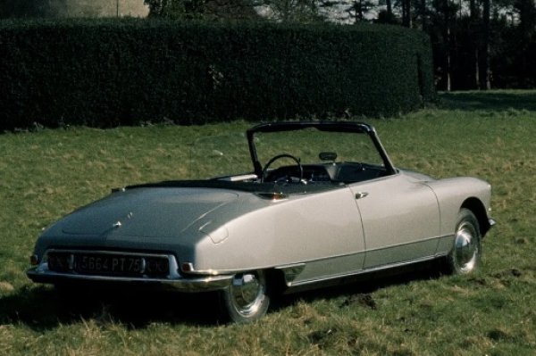 Предшественикът на &bdquo;Tiburon&ldquo; вече е имал кабриоверсия, а при DS е пусната през октомври 1960 година. Въпреки че има подобрения като кожена тапицерия или допълнителни хромирани елементи, изненадва с дебелата цената -  почти двойно по-висока от тази на седана.