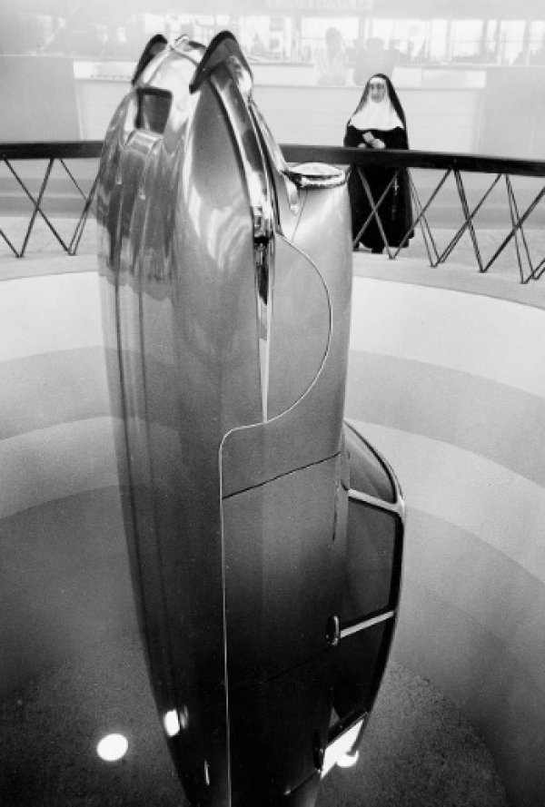 Отново през 1962 година Citro&euml;n иска да направи шоу с представянето на DS, който току-що е получил аеродинамични подобрения в предната си част. Намирайки се в средата на Студената война, френската марка реши да го покаже на автомобилното изложение в Париж напълно вертикално, с долните обтекатели и в симулиран стартов силоз, сякаш е междуконтинентална ракета .