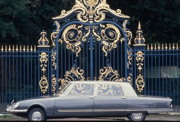 На 14 ноември 1968 година президентът на републиката Шарл дьо Гол получава "Акула", за да замени стария модифициран Traction Avant, в който пътува от 1955-а. Колата има кафява кожена тапицерия, сгъваема седалка за преводач , ел. стъкла , климатик, домофон и минибар. Но най-любопитното условие, което идва от Президентството - колата трябва да бъде по-дълга от Lincoln, който президентът на Съединените щати -  Линдън Джонсън, тогава използва. Така те създават вариант с удължено междуосие и поставят огромен багажник с дължина до 6,53 м .