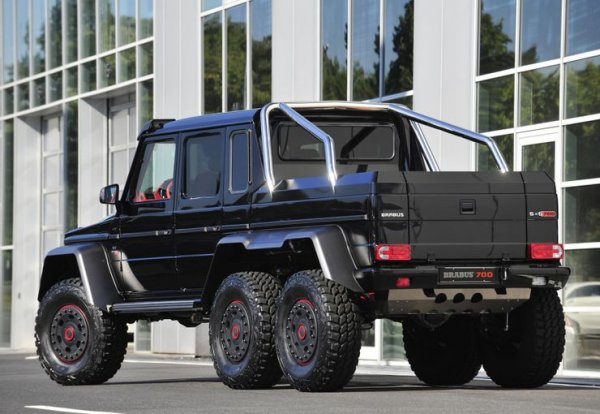 Модифицираният двигател е със златно покритие около всмукателните колектори. Но не за благородна украса, а за да ги охлажда по-добре. По агрегата са използвани и карбонови компоненти, с цел олекотяване, налична е и нова, по-солидна изпускателна система. 