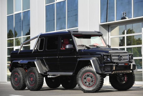 Mercedes G63 6x6 сам по-себе си изглежда чудовищно, с допълнителния си заден мост и големите си колела. И докато серийният модел постига мощност от 544 конски сили и въртящ момент от 762 Нм. Което се оказва малко за Brabus и тунерите го "напомпват до 700 к.с. и 960 Нм.