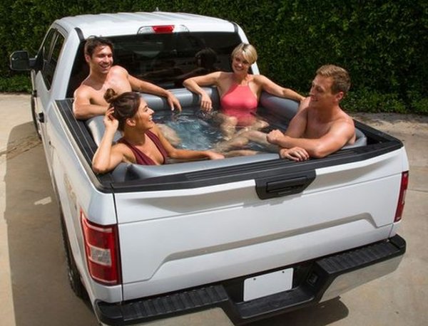 Изключително популярна стока в последните години: надуваем басейн за товарното корито на пикап