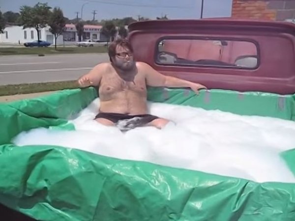 Ако обаче не ви се дават пари за истински басейн, нищо не ви спира да използвате найлон, за да си осигурите качествена почивка